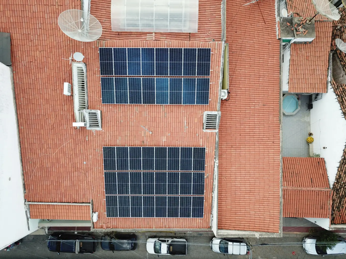Vista aérea de sistema de energia solar instalado em telhado cerâmico residencial