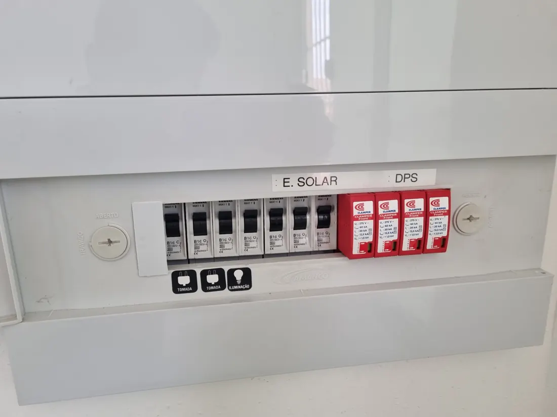 Quadro de distribuição com disjuntores identificados e dispositivos de proteção contra surtos (DPS) do sistema solar
